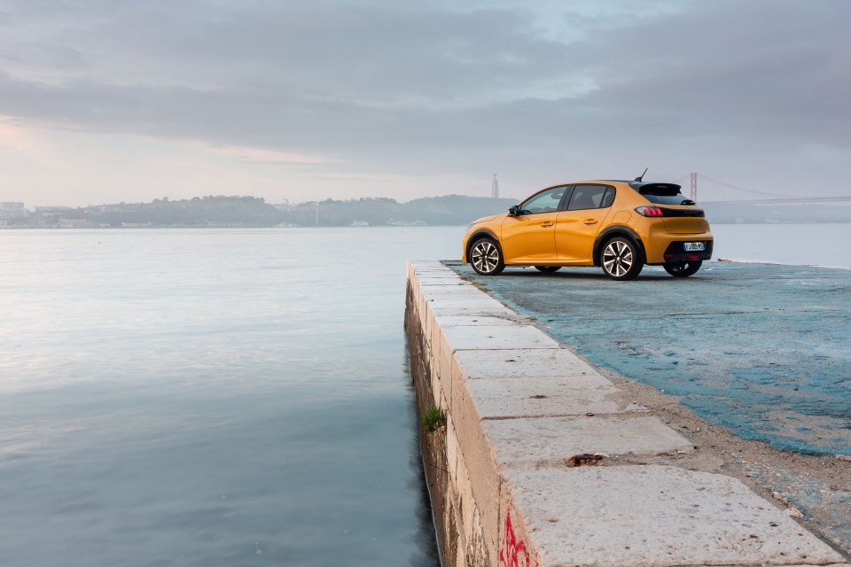 Photo officielle Peugeot 208 II GT Line Jaune Faro - Essais pres