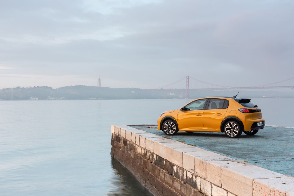 Photo officielle Peugeot 208 II GT Line Jaune Faro - Essais pres