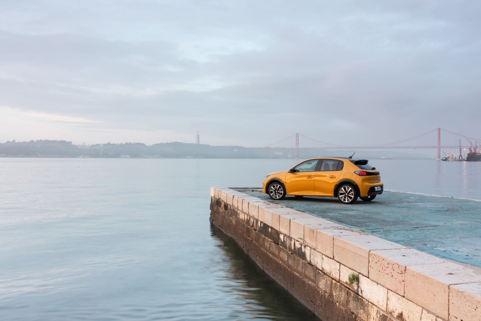 Photo officielle Peugeot 208 II GT Line Jaune Faro - Essais pres
