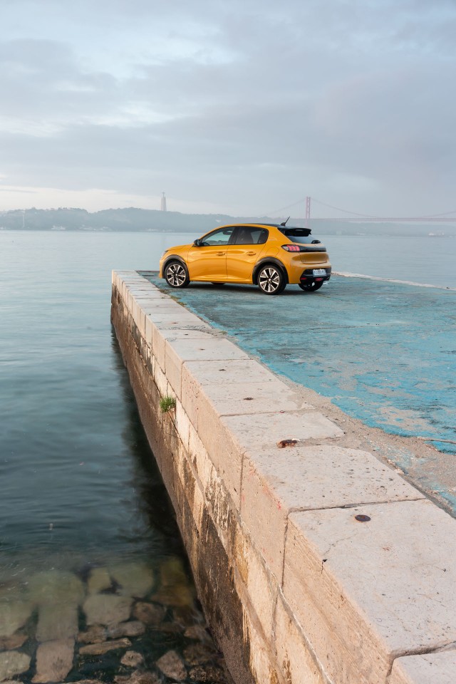 Photo officielle Peugeot 208 II GT Line Jaune Faro - Essais pres