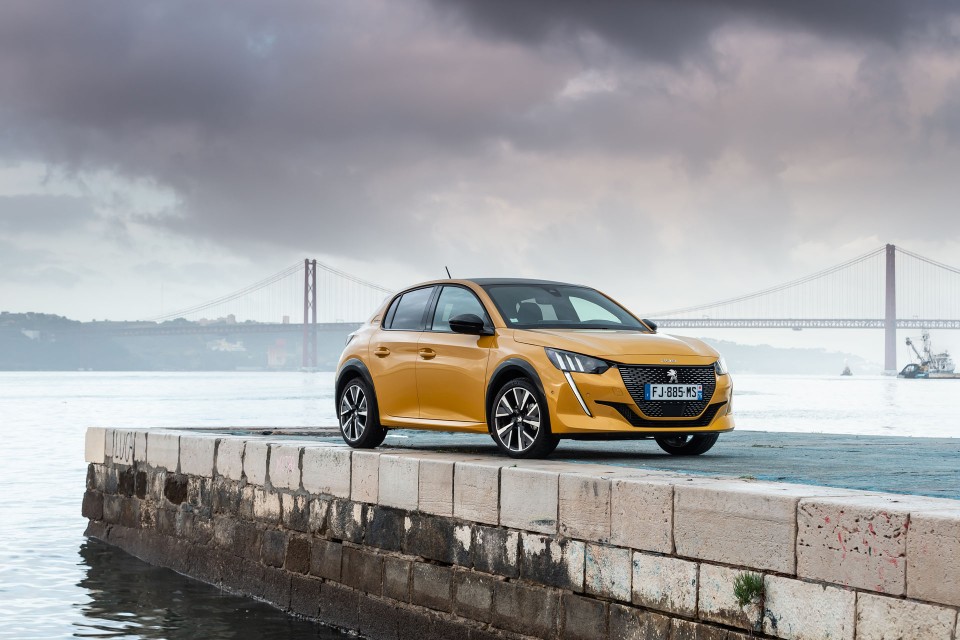 Photo officielle Peugeot 208 II GT Line Jaune Faro - Essais pres