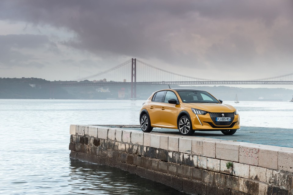 Photo officielle Peugeot 208 II GT Line Jaune Faro - Essais pres