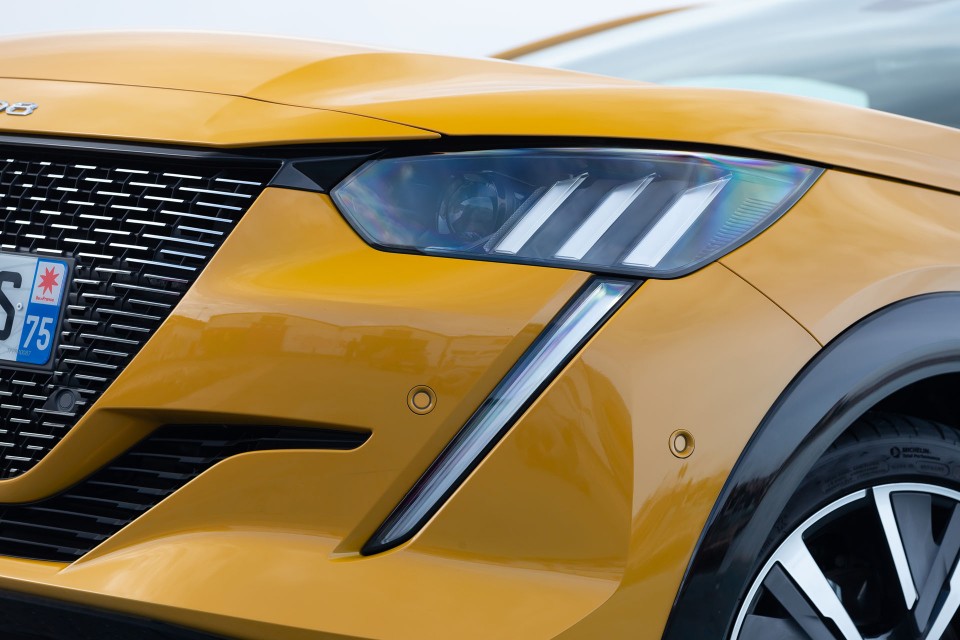 Photo officielle Peugeot 208 II GT Line Jaune Faro - Essais pres