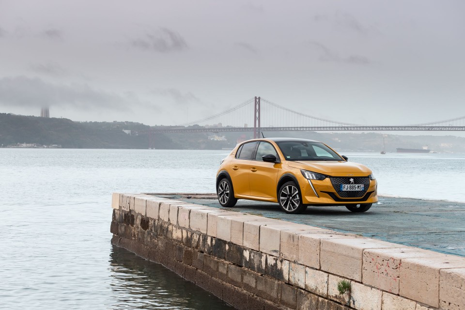 Photo officielle Peugeot 208 II GT Line Jaune Faro - Essais pres