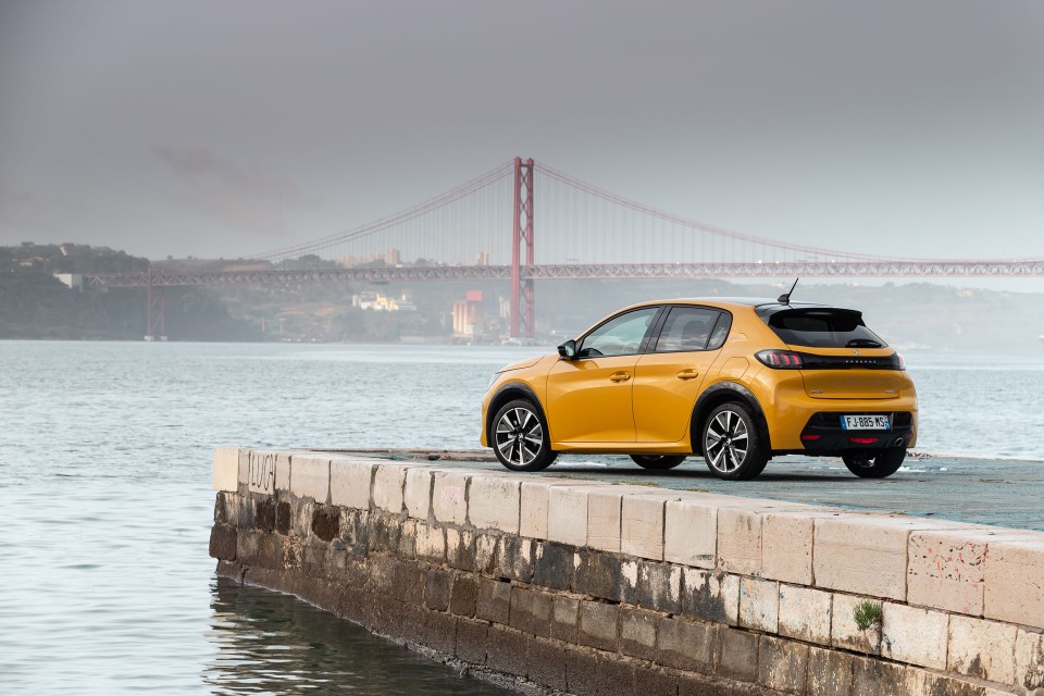 Photo officielle Peugeot 208 II GT Line Jaune Faro - Essais pres