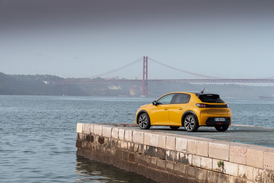 Photo officielle Peugeot 208 II GT Line Jaune Faro - Essais pres