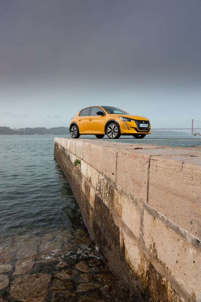 Photo officielle Peugeot 208 II GT Line Jaune Faro - Essais pres