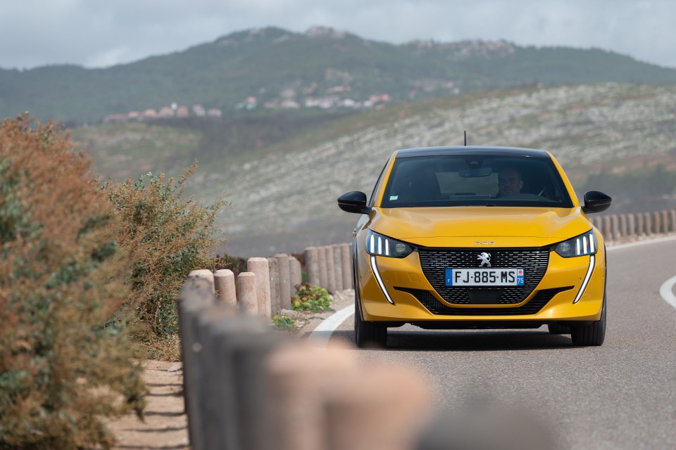 Photo officielle Peugeot 208 II GT Line Jaune Faro - Essais pres