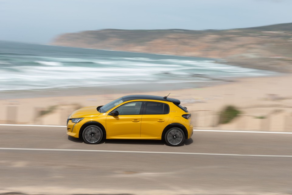 Photo officielle Peugeot 208 II GT Line Jaune Faro - Essais pres