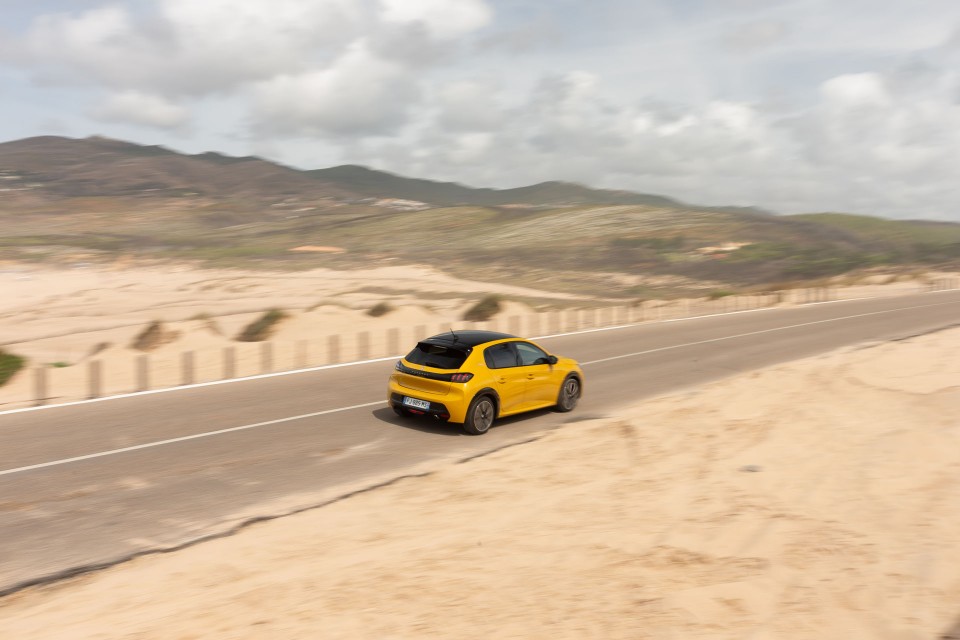Photo officielle Peugeot 208 II GT Line Jaune Faro - Essais pres