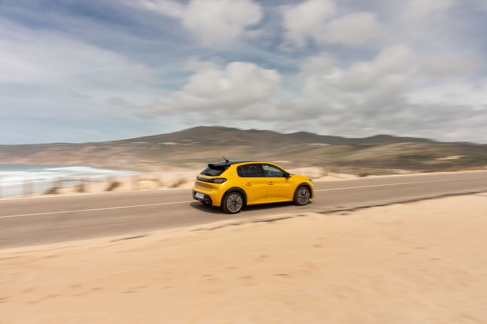 Photo officielle Peugeot 208 II GT Line Jaune Faro - Essais pres