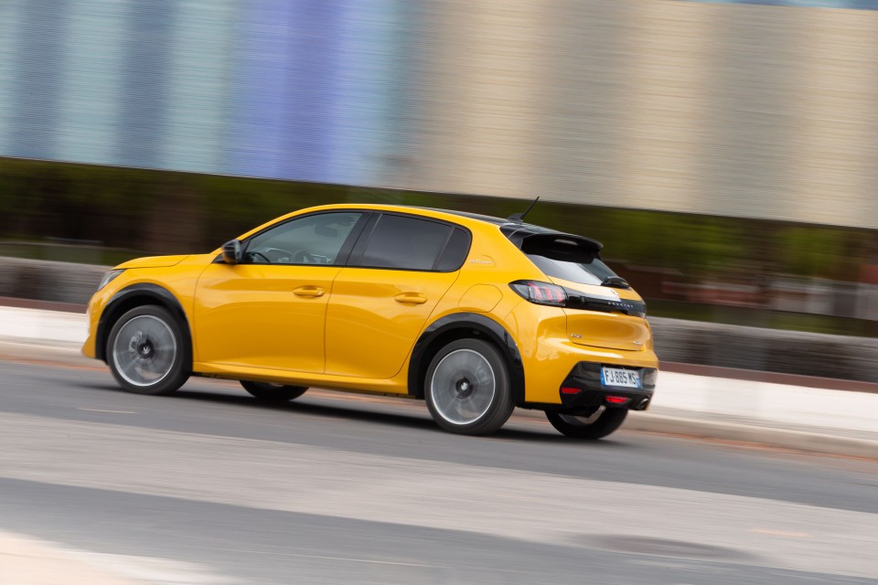 Photo officielle Peugeot 208 II GT Line Jaune Faro - Essais pres