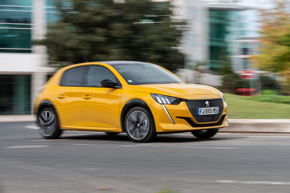 Photo officielle Peugeot 208 II GT Line Jaune Faro - Essais pres