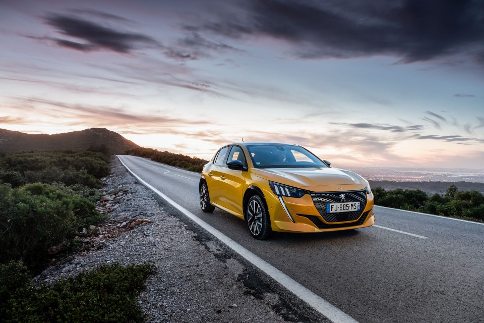 Photo officielle Peugeot 208 II GT Line Jaune Faro - Essais pres