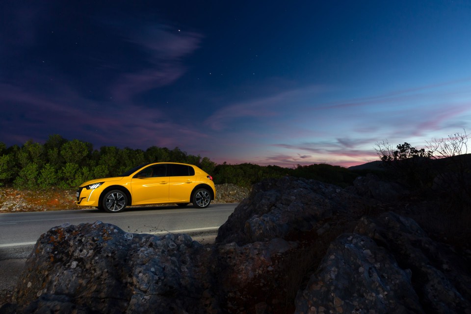 Photo officielle Peugeot 208 II GT Line Jaune Faro - Essais pres