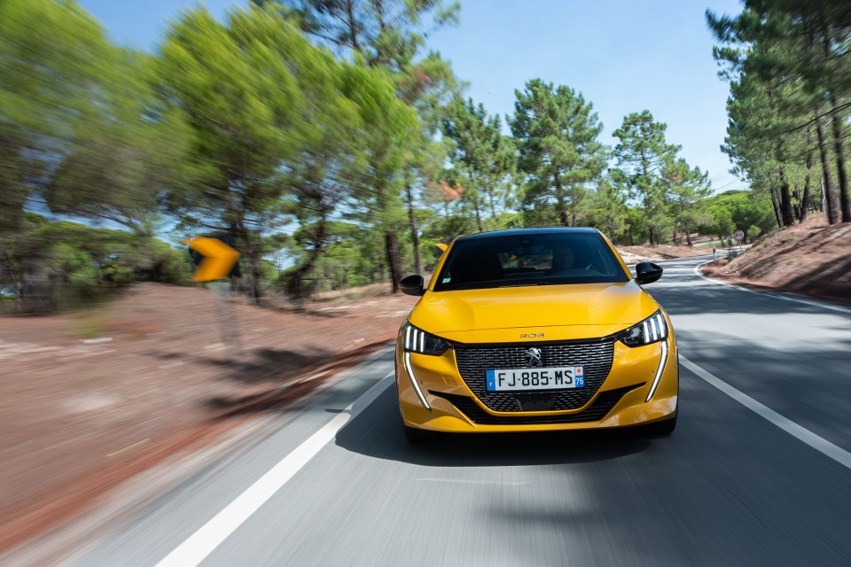 Photo officielle Peugeot 208 II GT Line Jaune Faro - Essais pres