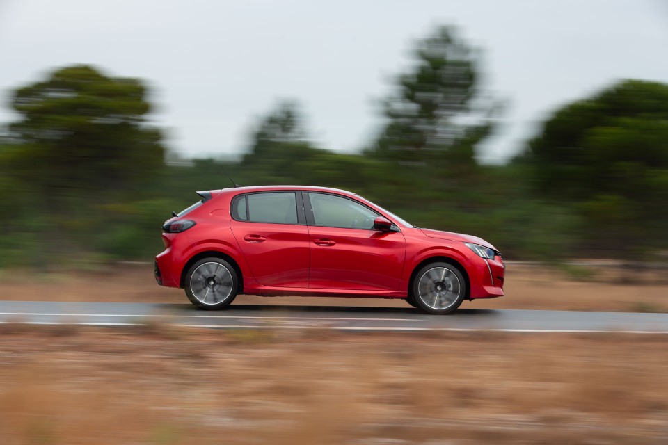 Photo officielle Peugeot 208 II Allure Rouge Elixir - Essais pre