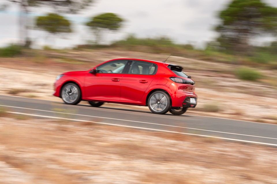 Photo officielle Peugeot 208 II Allure Rouge Elixir - Essais pre