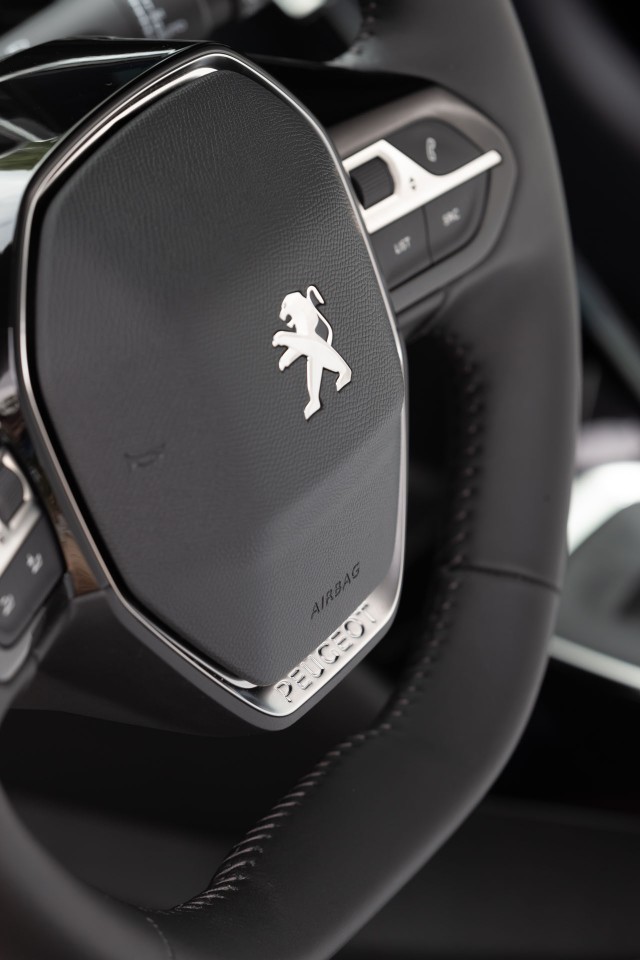 Photo officielle Peugeot 208 II Allure Rouge Elixir - Essais pre