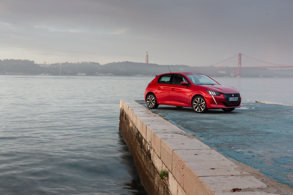 Photo officielle Peugeot 208 II Allure Rouge Elixir - Essais pre
