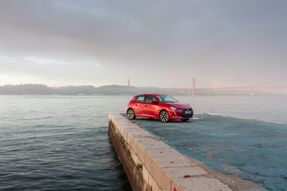 Photo officielle Peugeot 208 II Allure Rouge Elixir - Essais pre