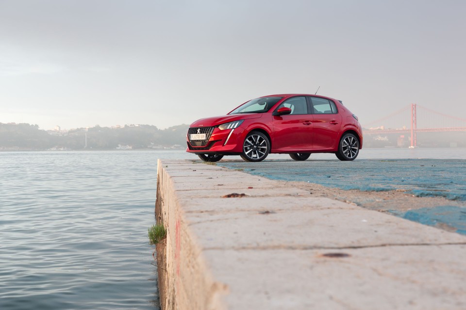 Photo officielle Peugeot 208 II Allure Rouge Elixir - Essais pre