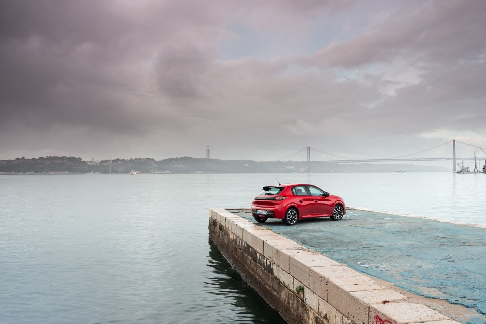 Photo officielle Peugeot 208 II Allure Rouge Elixir - Essais pre