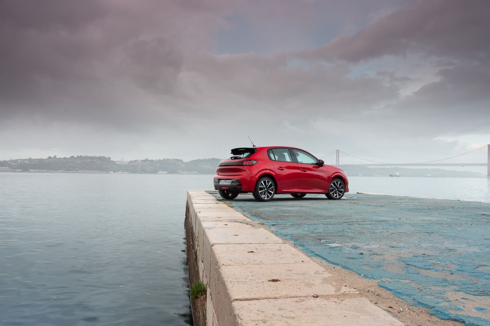 Photo officielle Peugeot 208 II Allure Rouge Elixir - Essais pre