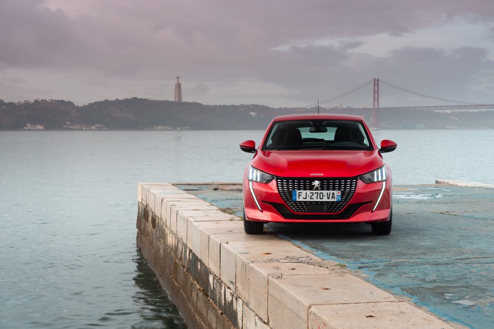 Photo officielle Peugeot 208 II Allure Rouge Elixir - Essais pre