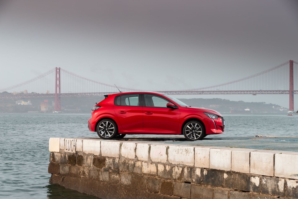 Photo officielle Peugeot 208 II Allure Rouge Elixir - Essais pre