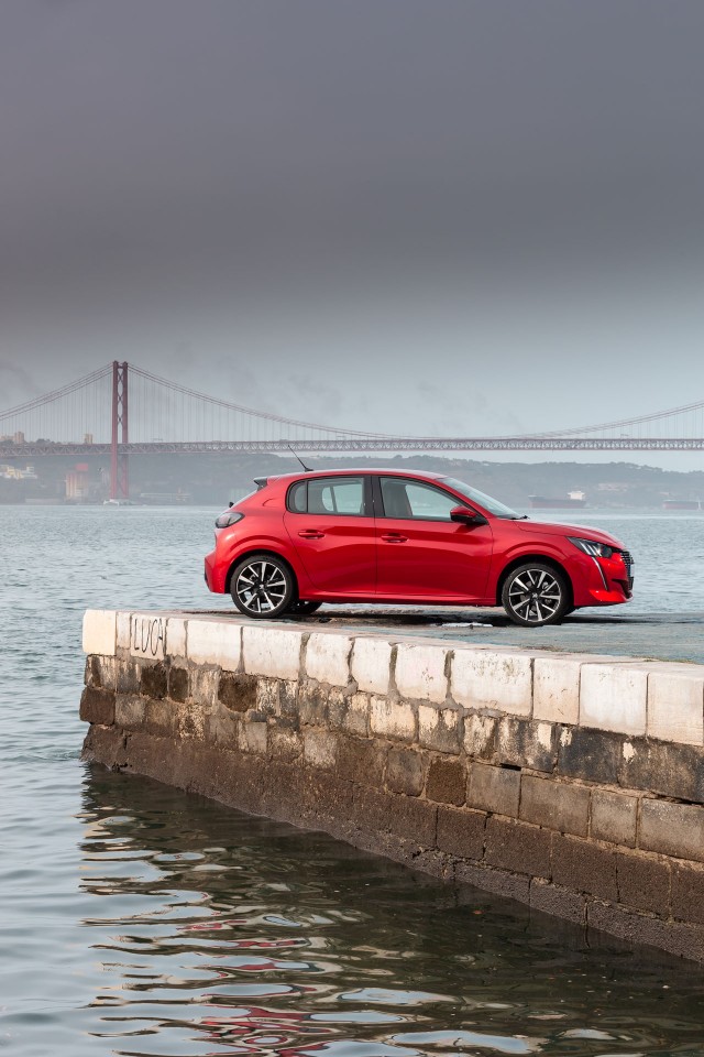 Photo officielle Peugeot 208 II Allure Rouge Elixir - Essais pre