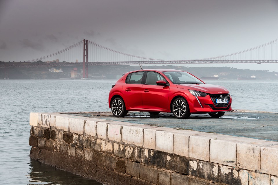 Photo officielle Peugeot 208 II Allure Rouge Elixir - Essais pre