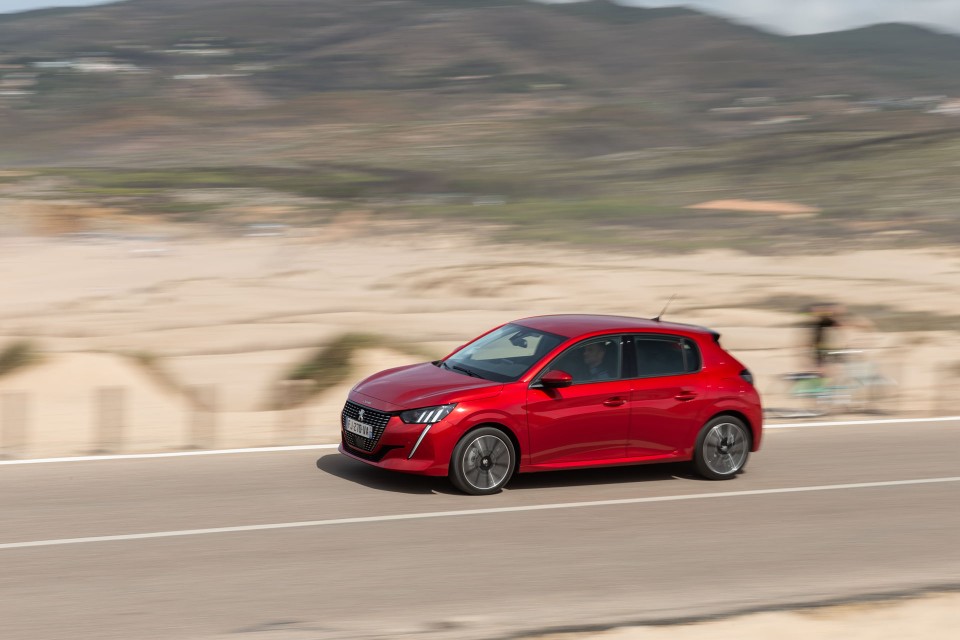 Photo officielle Peugeot 208 II Allure Rouge Elixir - Essais pre