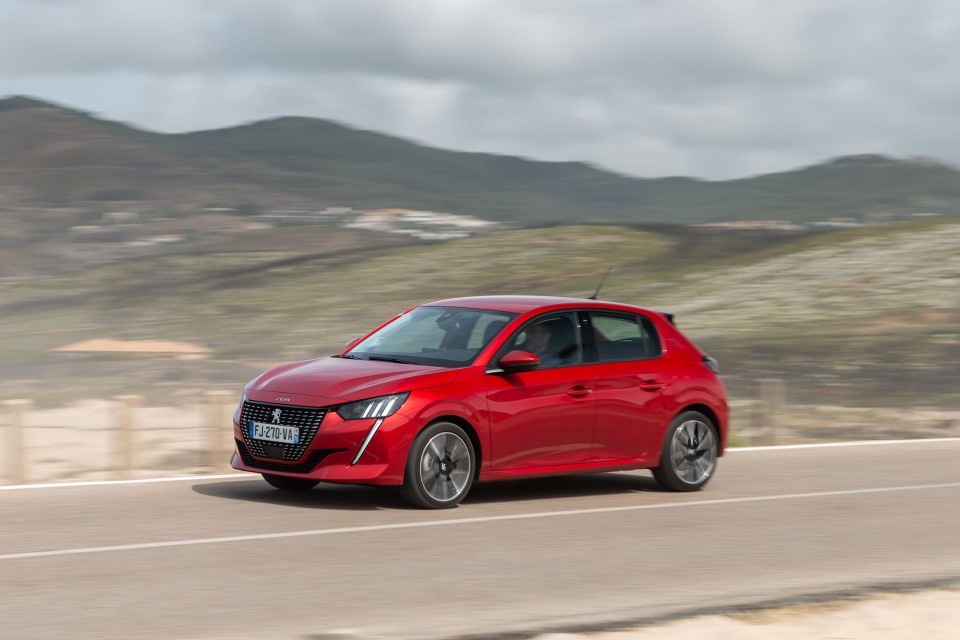 Photo officielle Peugeot 208 II Allure Rouge Elixir - Essais pre