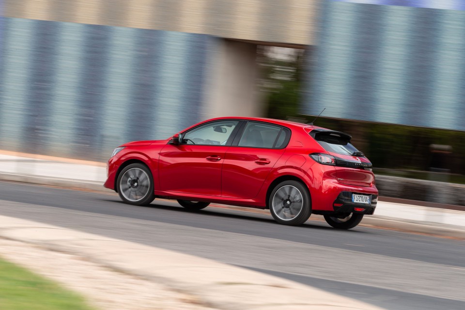 Photo officielle Peugeot 208 II Allure Rouge Elixir - Essais pre