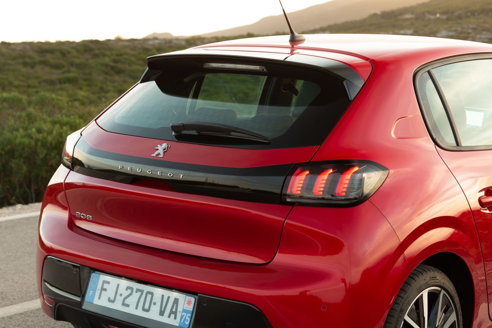Photo officielle Peugeot 208 II Allure Rouge Elixir - Essais pre