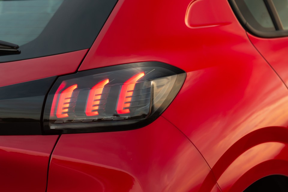 Photo officielle Peugeot 208 II Allure Rouge Elixir - Essais pre
