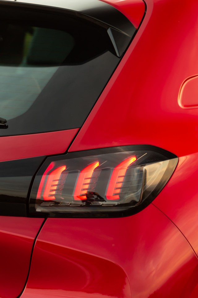 Photo officielle Peugeot 208 II Allure Rouge Elixir - Essais pre