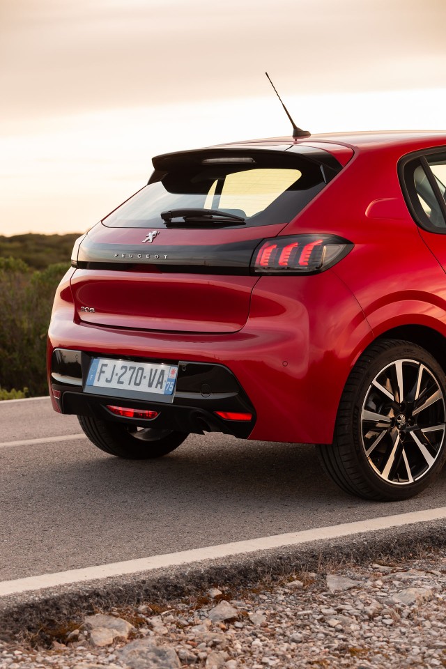Photo officielle Peugeot 208 II Allure Rouge Elixir - Essais pre