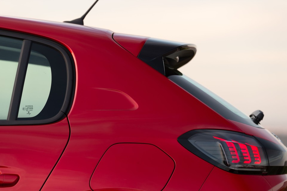 Photo officielle Peugeot 208 II Allure Rouge Elixir - Essais pre
