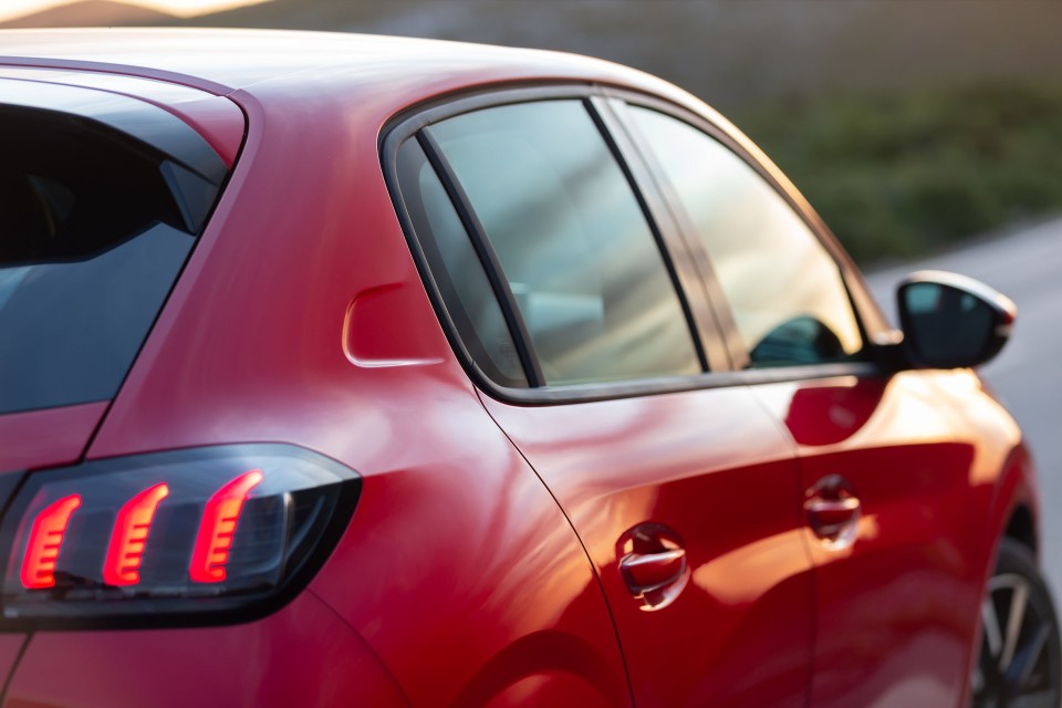 Photo officielle Peugeot 208 II Allure Rouge Elixir - Essais pre