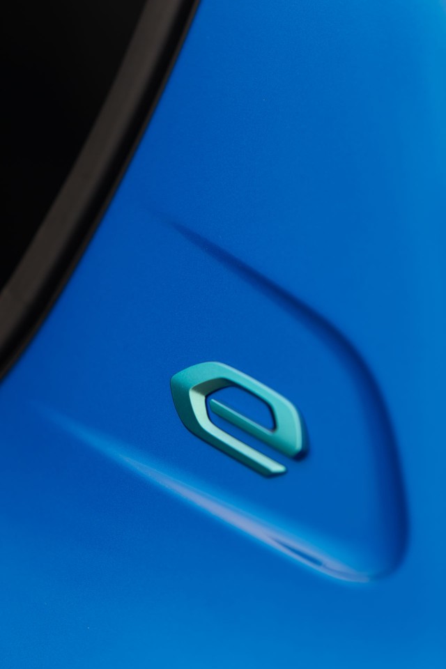 Photo officielle Peugeot e-208 GT Bleu Vertigo - Essais presse 2