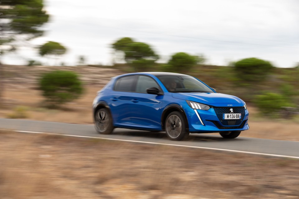 Photo officielle Peugeot e208 GT Bleu Vertigo Essais