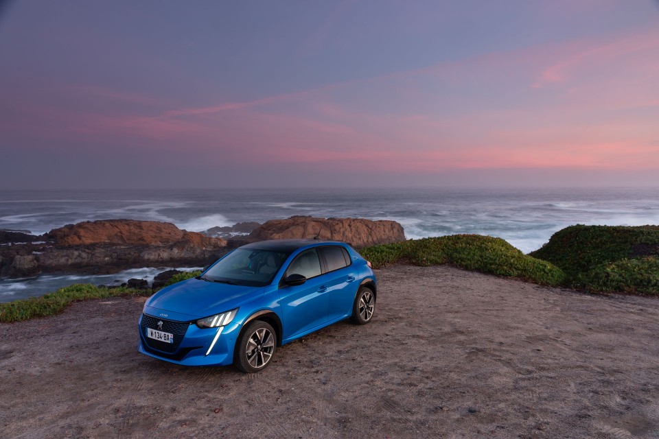 Photo officielle Peugeot e-208 GT Bleu Vertigo - Essais presse 2