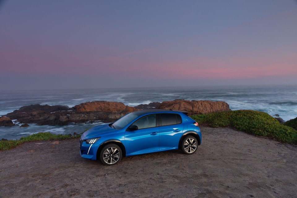Photo officielle Peugeot e-208 GT Bleu Vertigo - Essais presse 2