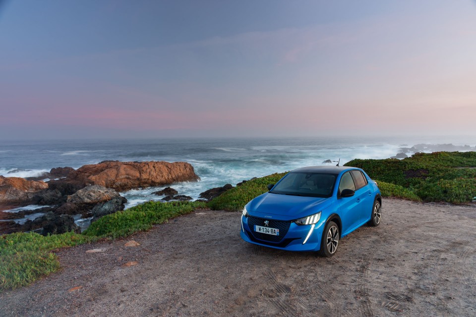 Photo officielle Peugeot e-208 GT Bleu Vertigo - Essais presse 2