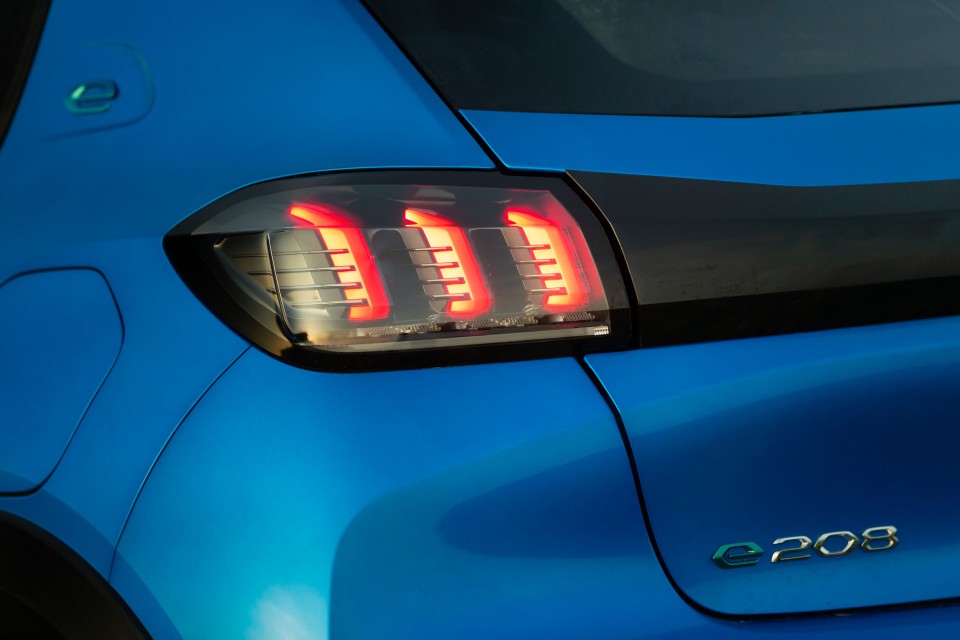 Photo officielle Peugeot e-208 GT Bleu Vertigo - Essais presse 2