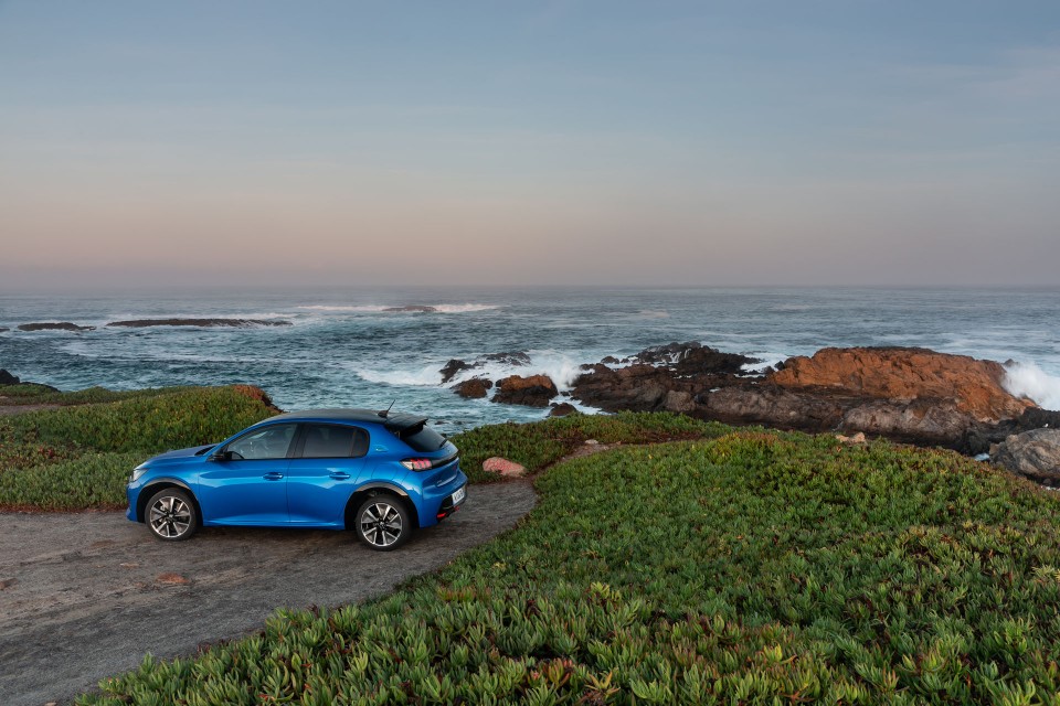 Photo officielle Peugeot e-208 GT Bleu Vertigo - Essais presse 2