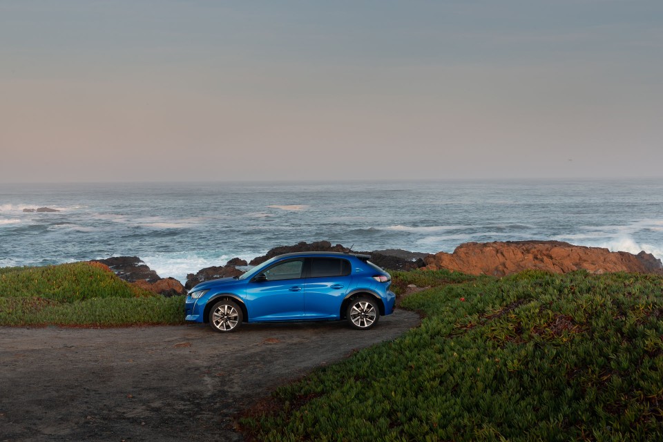 Photo officielle Peugeot e-208 GT Bleu Vertigo - Essais presse 2