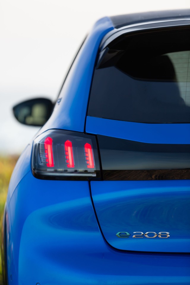Photo officielle Peugeot e-208 GT Bleu Vertigo - Essais presse 2